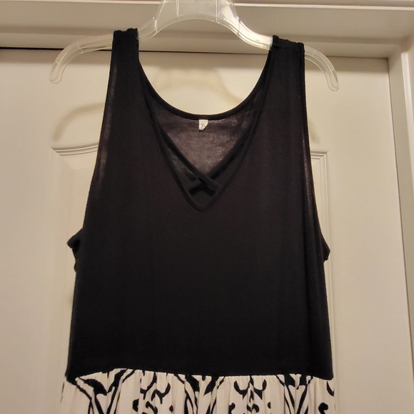 Black & White Maxi Dress - Picture 3 of 4